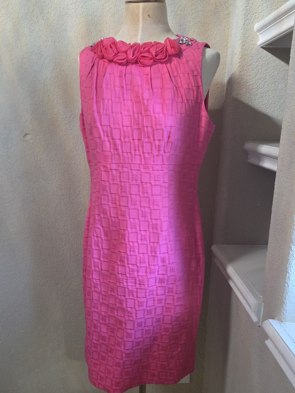 Elegant Pink Sleeveless Sheath Dress with Rosette Neckline